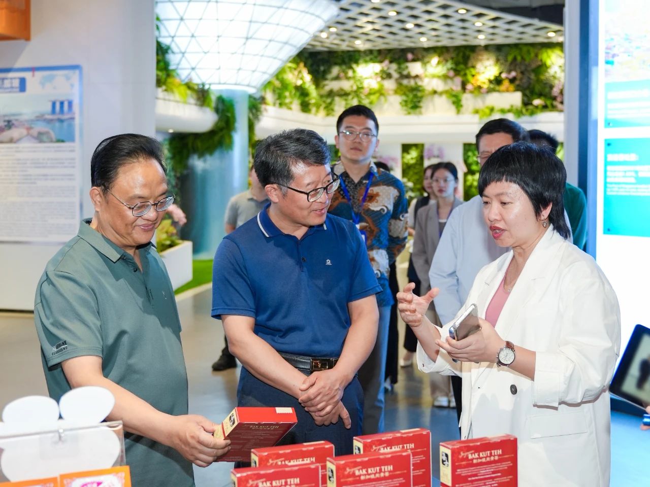 全國(guó)人大民族委員會(huì)到匯聚中心參觀(guān)調(diào)研