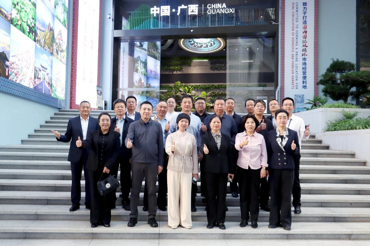 西部多省區(qū)市商務(wù)部門(mén)領(lǐng)導(dǎo)到匯聚中心參觀(guān)調(diào)研